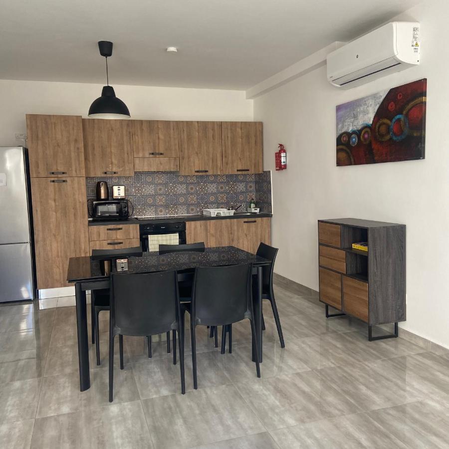 F7 Room 2, Private Bedroom Two Single Beds Shared Bathroom In Shared Flat Msida Exterior photo